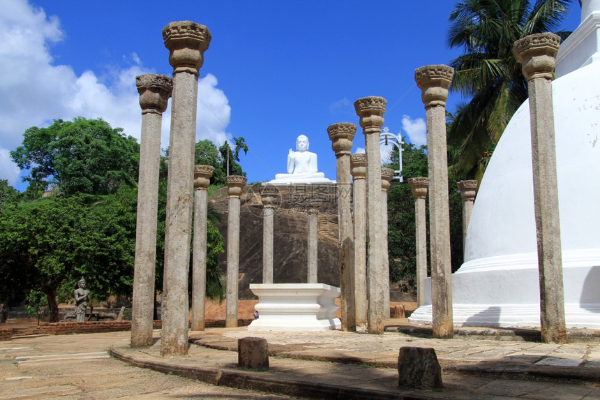 斯里兰卡米欣塔莱的大使塔和白佛图片