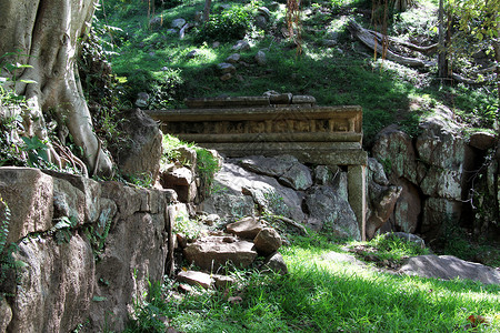 妙趣横生斯里兰卡Mihintale树下的石头废墟背景