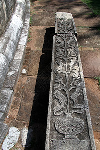 斯里兰卡Mihintale的Stupa附近地面的石柱图片