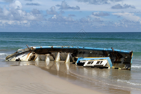 斯里兰卡乌普韦利沙滩上沉没高清图片