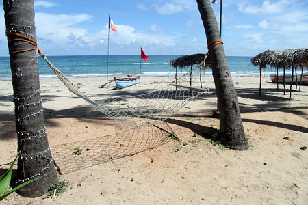 在斯里兰卡Upuveleli海滩的Hamock和船上图片