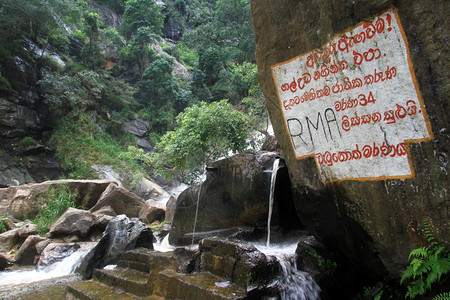 斯里兰卡Ella附近的大岩石和Ravana瀑布图片