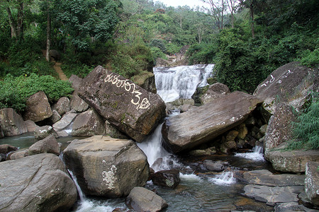 斯里兰卡博达附近的大岩石和瀑布高清图片