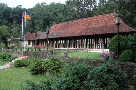 斯里兰卡Kandy牙寺附近长的屋顶有瓷砖建筑图片