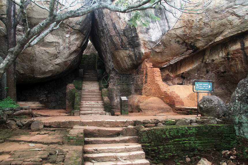 斯里兰卡Sigiriya岩石附近怪物的台阶和废墟图片