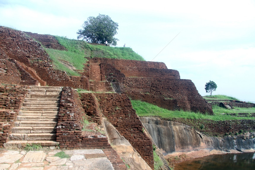 斯里兰卡Sigiriya岩石上方的废墟图片