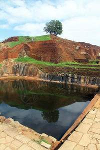 斯里兰卡Sigiriya岩石顶端池塘的水背景图片