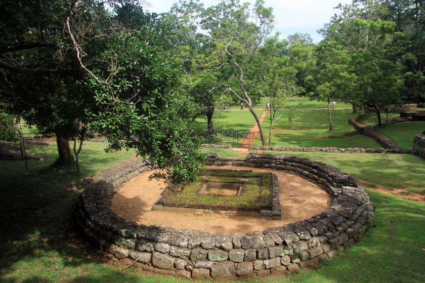 斯里兰卡Sigiriya岩石附近大圆环废墟图片