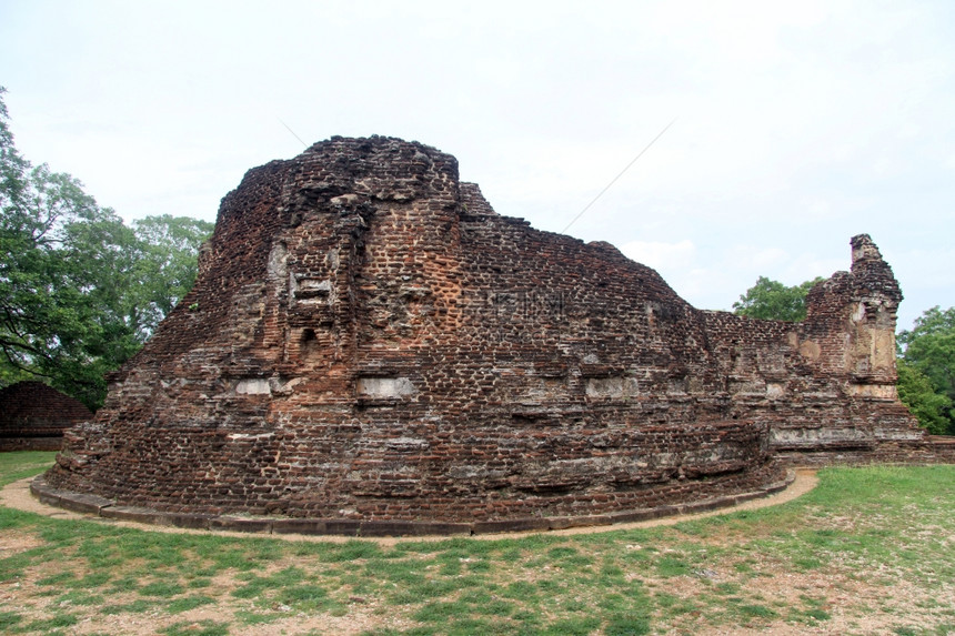 斯里兰卡波隆纳鲁瓦PotgulVihara的砖砌废墟图片