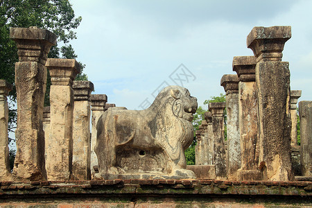 斯里兰卡波隆纳鲁瓦日桑卡马拉宫的石狮和石柱高清图片