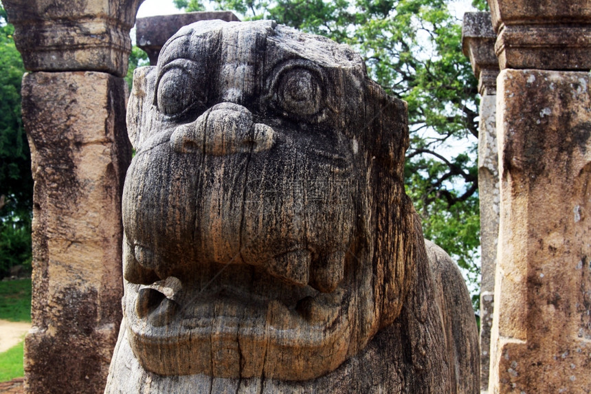 斯里兰卡波隆纳鲁瓦的尼桑卡马拉宫的狮子头和柱子图片