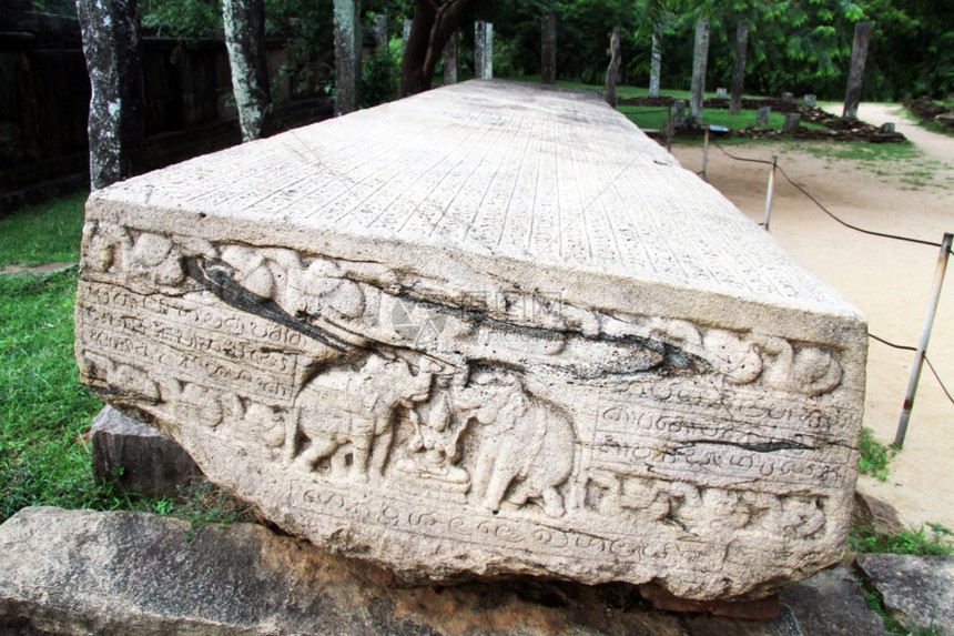 斯里兰卡波隆纳鲁瓦的大石头书GalPota图片