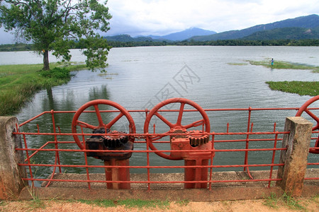 从斯里兰卡的水坝中查看图片
