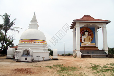 斯图帕和在里兰卡Unawatuna修道院坐座的佛图片