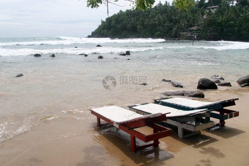 斯里兰卡Mirissa海滩的木床图片
