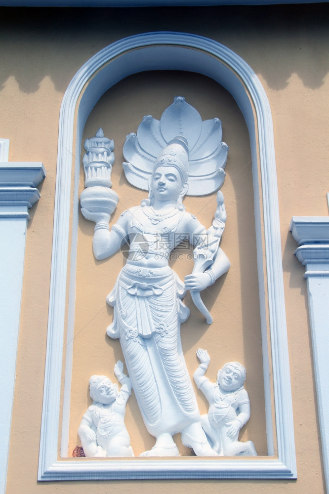 在斯里兰卡Dondra修道院大门的佛像上图片
