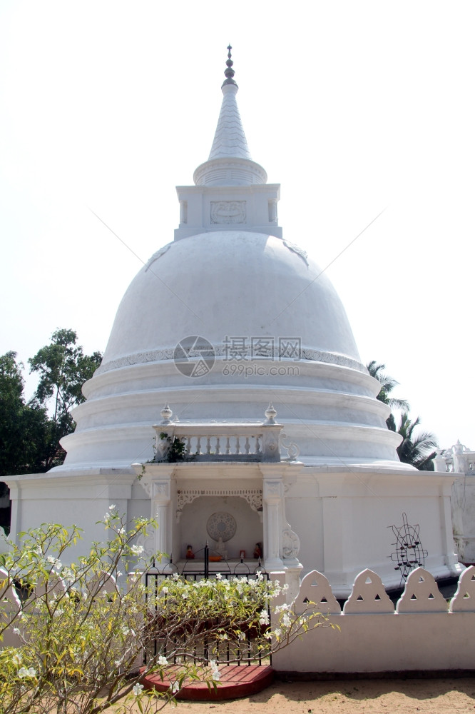 斯里兰卡贝鲁瓦拉萨普戈达神庙的白色佛塔图片