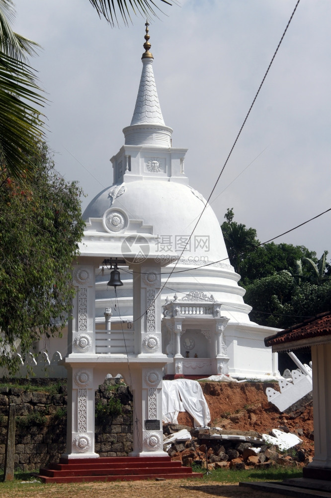 斯里兰卡贝鲁瓦拉萨普戈达维哈拉亚的白色佛塔和钟楼图片