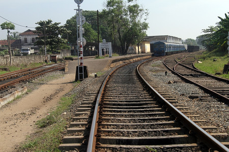 斯里兰卡Panadura站平台附近的火车图片