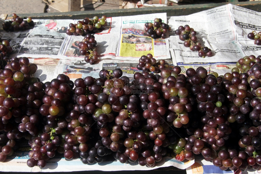 斯里兰卡市场街摊位上的葡萄图片
