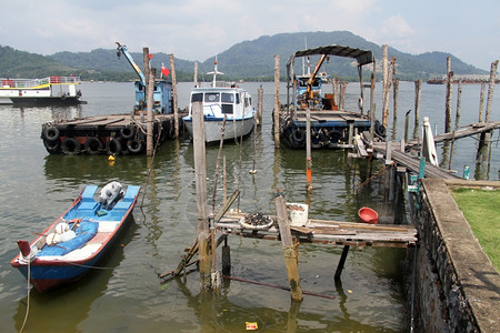 马来西亚Lumut码头附近船只图片