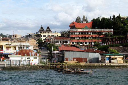 多巴印度尼西亚Toba湖上Parapat镇的房屋背景