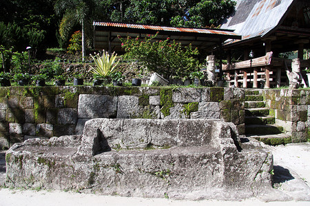 印度尼西亚安巴里塔村Batak房屋附近的大石椅高清图片