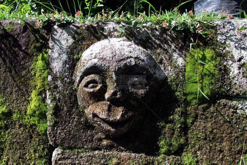 印度尼西亚安巴里塔村墙上的石脸图片