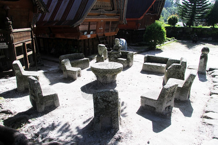 印度尼西亚Ambarita诉村的Batak房屋附近的石椅图片