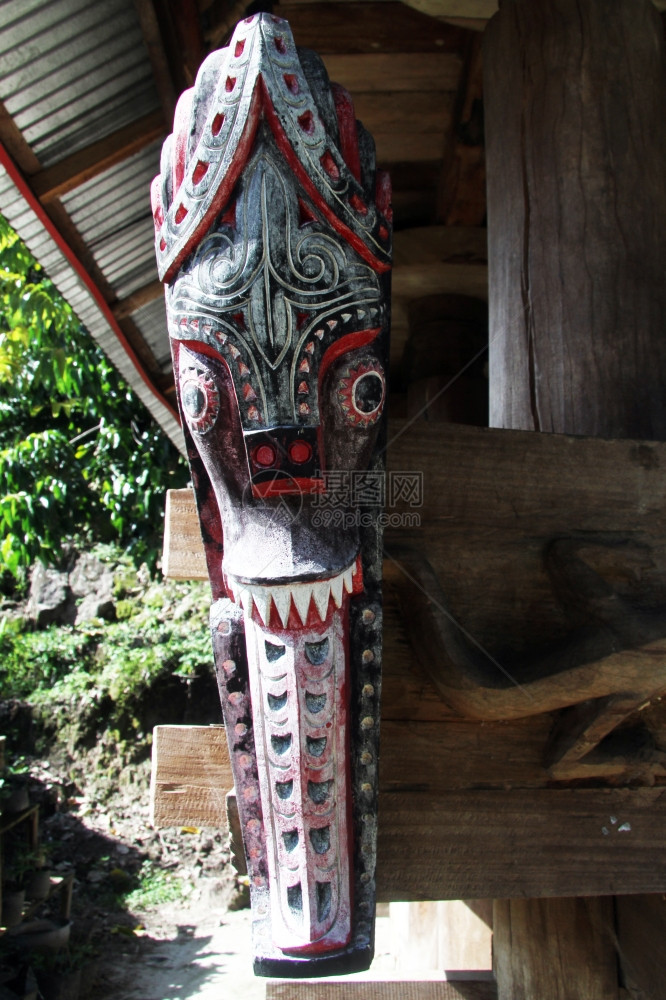 印度尼西亚安巴里塔村Batak房屋外墙上的木偶图片