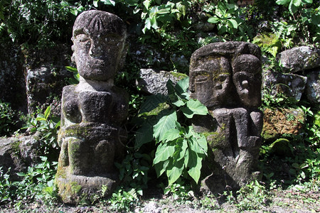萨莫西印度尼西亚安巴里塔村附近的两个石像背景