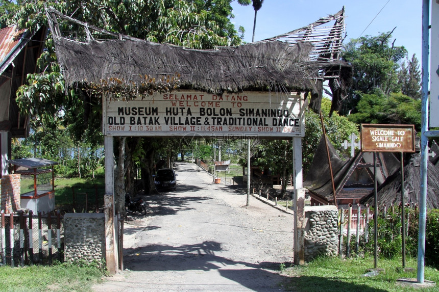 印度尼西亚Samosir岛传统Batak村进入印度尼西亚Samosir岛图片