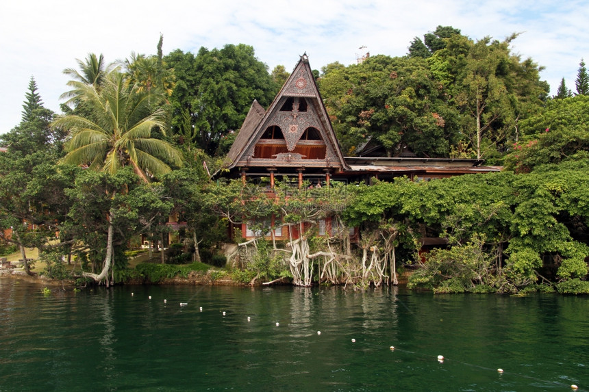 印度尼西亚Samosir岛上的传统Batak房屋图片