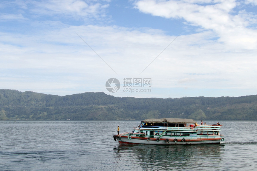印度尼西亚Samosir湖上的传统渡轮船图片