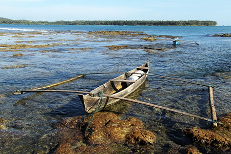 印度尼西亚斯岛水上的传统木制船只图片