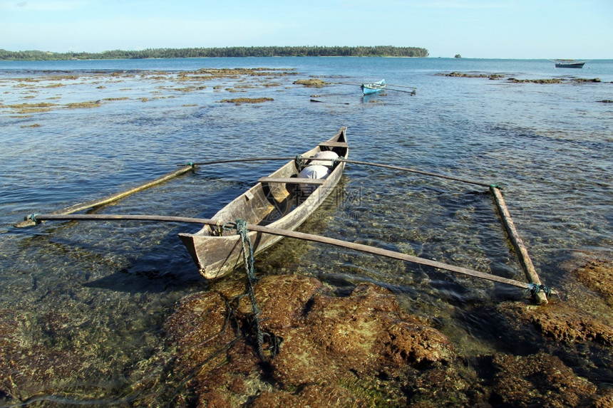 印度尼西亚斯岛的海上木制船只图片