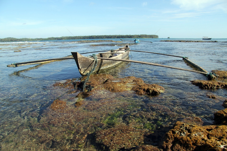 印度尼西亚斯岛水上木制船只图片