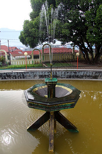 印度尼西亚Bukittingi宫殿附近喷泉背景图片