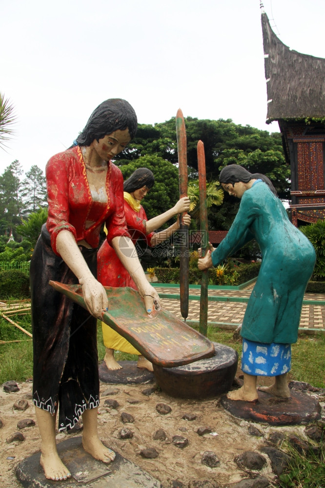 印度尼西亚Bukittingi宫附近工作妇女的雕塑图片