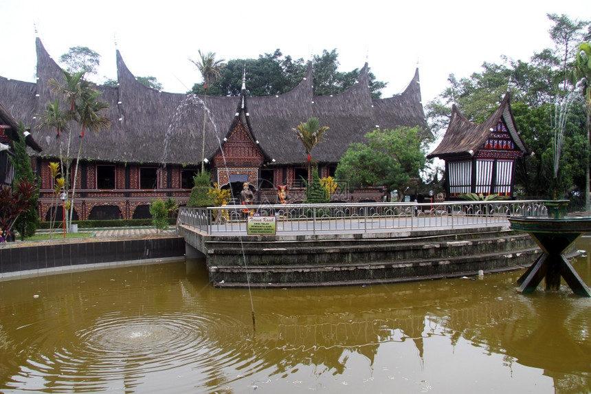 印度尼西亚Bukittingi宫殿附近喷泉图片