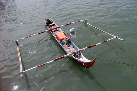 水上传统的木制捕鱼独舟图片