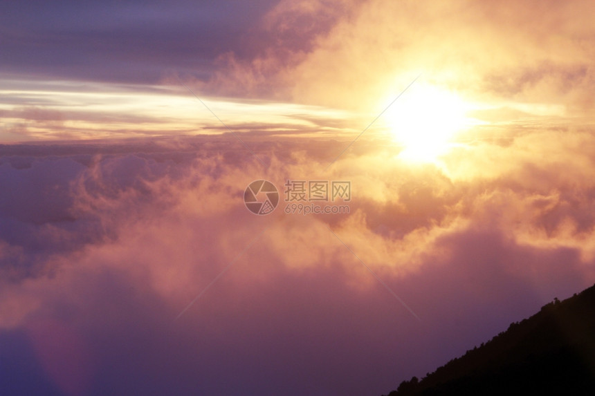 印度尼西亚Kerinci火山日出景象图片