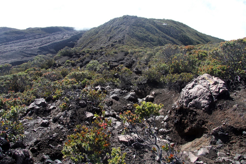 足迹至翁多尼西亚Kerinci火山顶部图片