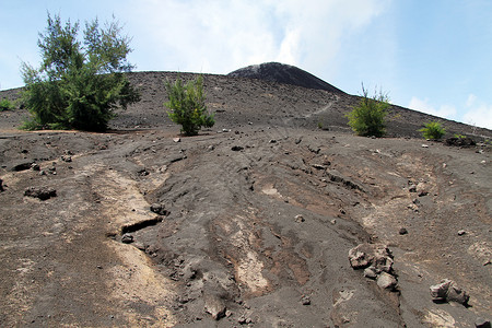 印度尼西亚克拉卡托火山坡上的足迹图片