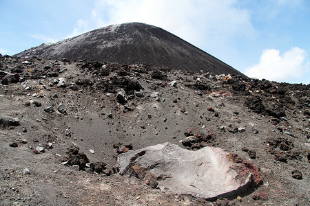 印度尼西亚克拉卡托火山爆发后的大岩石图片