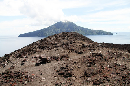 从印度尼西亚克拉卡托火山的斜坡看图片