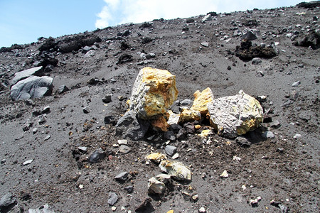 印度尼西亚克拉卡托火山坡上的硫石图片