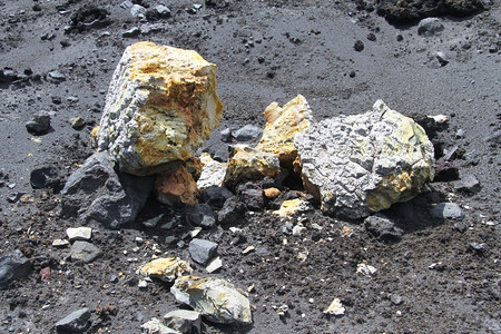 印度尼西亚克拉卡托火山深沙上的硫磺岩石图片