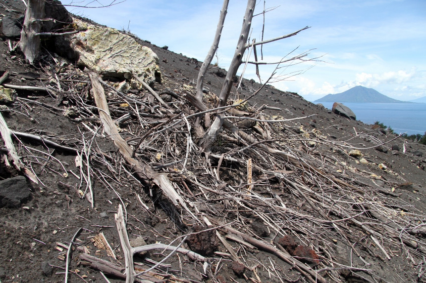 印度尼西亚克拉卡托火山和苏门答腊附近海域的斜坡图片