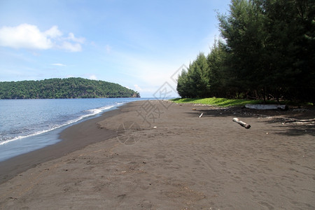 印度尼西亚Krakatau火山附近有沙滩的海图片